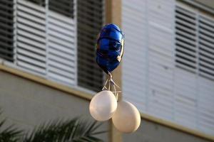 las corrientes de viento destilan globos en el parque de la ciudad. foto