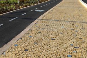 camino para peatones en un parque de la ciudad en el norte de israel. foto