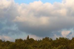 nubes de lluvia en el cielo sobre el bosque. foto