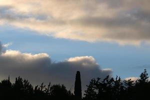 nubes de lluvia en el cielo sobre el bosque. foto