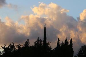 nubes de lluvia en el cielo sobre el bosque. foto