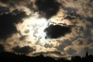 nubes de lluvia en el cielo sobre el bosque. foto