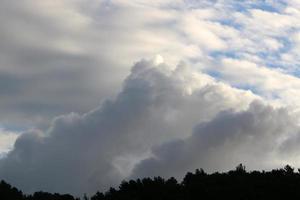 nubes de lluvia en el cielo sobre el bosque. foto