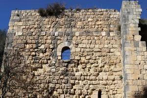 muro de una antigua fortaleza en el norte de israel. foto