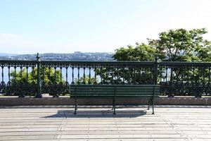 banco para descansar en el parque de la ciudad a orillas del mar. foto