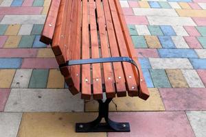 banco para descansar en el parque de la ciudad a orillas del mar. foto