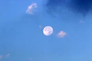 luna y nubes en el cielo sobre el mar foto