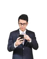 hombre de negocios asiático vestido con traje con fondo blanco aislado de teléfono móvil. concepto de negocio hombre asiático quiere chatear con el móvil o comerciar en el teléfono móvil. foto