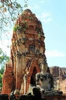 las ruinas de la antigua ciudad con estatua de buda. parque histórico de ayutthaya. Ayutthaya, Tailandia. foto