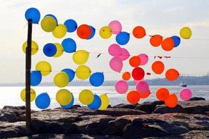 viajar a estambul, turquía. muchos globos de aire coloridos en el terraplén del bósforo. foto