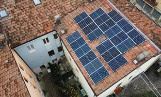 vista aérea de arriba hacia abajo de los módulos de paneles solares montados en el techo. estación de energía solar desde la vista de drones. concepto de energía alternativa. Bolonia, Italia. foto