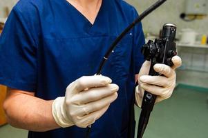 endoscopio en manos del médico. instrumentos médicos utilizados en gastroscopia.sonda gástrica foto