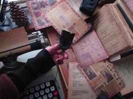 entorno de escritorio vintage con máquina de escribir y libros antiguos en karachi pakistán 2022 foto