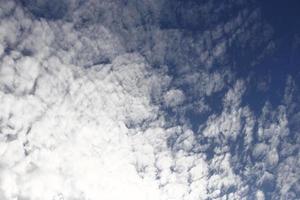 nubes blancas esponjosas en el cielo azul brillante en karachi pakistán 2022 foto