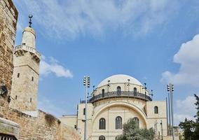 la sinagoga ramban es la sinagoga en funcionamiento más antigua de la ciudad vieja. Jerusalén, Israel. minarete de la mezquita sidna omar foto