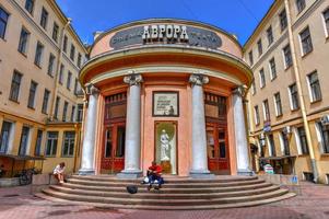 S t. petersburgo, rusia - 3 de julio de 2018 - el legendario cine aurora en nevsky prospekt, st. petersburgo, el primer teatro de st. petersburgo, inaugurado en 1913. su primer nombre fue piccadilly. foto