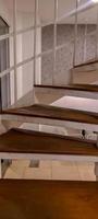 escalera de caracol, tomada desde arriba con las barandillas de la escalera blanca mostrando foto
