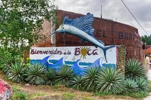 señal de tráfico que da la bienvenida a los viajeros a la boca, cuba, 2022 foto