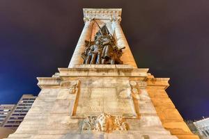 monumento a los soldados y marineros en clinton square en el centro de syracuse, estado de nueva york, por la noche, 2022 foto