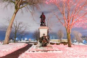 monumento al primer primer ministro de canadá y uno de los padres de la confederación, sir john a macdonald. foto