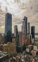 vista panorámica del centro de manhattan en la ciudad de nueva york durante el día. foto