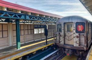 mta 242 street estación van cortlandt park en el metro de la ciudad de nueva york. es el término de la línea de tren 1 en el bronx, 2022 foto