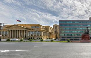 la corte suprema de la república de azerbaiyán en baku, azerbaiyán y un monumento a shah ismail i. foto