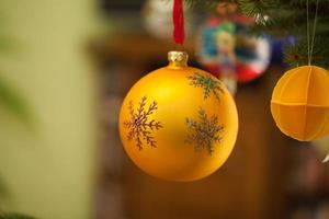 adorno navideño en el árbol de navidad foto