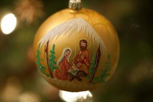 adorno navideño en el árbol de navidad foto