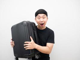 hombre que sostiene el equipaje sintiéndose emocionado y feliz retrato fondo blanco foto