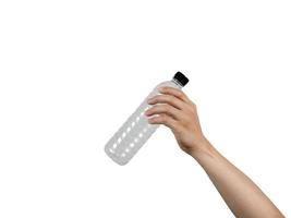 mano que sostiene una botella de plástico blanca aislada, mano de hombre que sostiene una botella de agua vacía foto