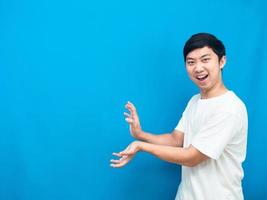 hombre asiático gesto empujar con la mano en el espacio de copia fondo azul foto