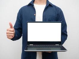 hombre que sostiene la pantalla blanca de la computadora portátil con el pulgar hacia arriba foto