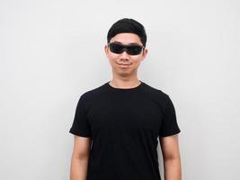hombre asiático con gafas de sol mirando confiado retrato fondo blanco. foto