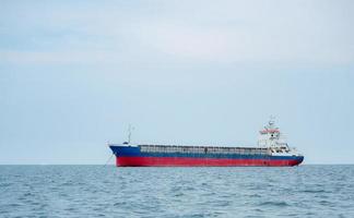 gran buque de carga en el océano con paisaje azul cielo, concepto de barco de transporte de carga en la economía logística marítima foto