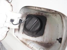 tapón de combustible del coche cerrado sucio y sucio foto