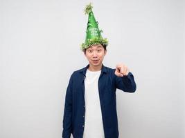 hombre asiático con sombrero de año nuevo señalar con el dedo a usted fondo blanco foto