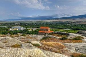 uplistsikhe, región de shida kartli, georgia. iglesia uplistsuli o iglesia del príncipe. antigua ciudad excavada en la roca en el este de georgia. UNESCO sitio de Patrimonio Mundial. foto