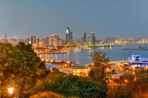 horizonte panorámico de la ciudad de baku, azerbaiyán al atardecer. foto