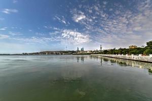 vista desde el parque baku boulevard del horizonte de la ciudad en baku, azerbaiyán. foto