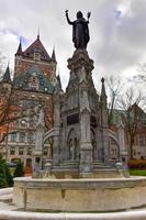 recuerda la estatua al lado del chateau frontenac en quebec, canadá, 2022 foto