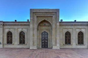 la mezquita bibi-heybat en baku, azerbaiyán foto