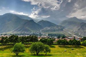 paisaje montañoso cerca del pueblo de gergeti en georgia, bajo el monte kazbegi. foto