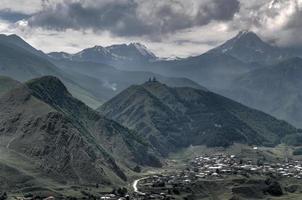 paisaje montañoso cerca del pueblo de gergeti en georgia, bajo el monte kazbegi. foto