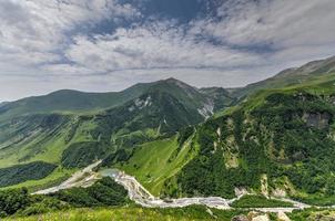 hermosas montañas coloridas vistas desde el monumento a la amistad de rusia georgia en kazbegi, georgia foto