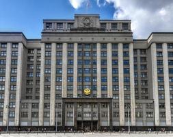 moscú, rusia - 28 de julio de 2019 - fachada de la duma estatal de la federación rusa - el parlamento ruso en el centro de moscú. parlamento estatal inscrito. foto
