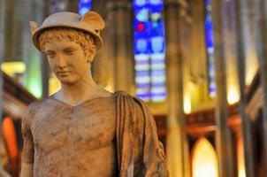 berlín, alemania - 8 de noviembre de 2010 - estatua de hermes en la iglesia de friedrichswerder, berlín, alemania. foto