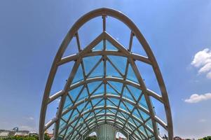 el puente de la paz en tbilisi, un puente peatonal sobre el río mtkvari en tbilisi, georgia. foto