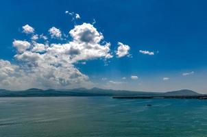 lago sevan, el lago más grande de armenia y la región del cáucaso. foto