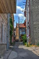 balcones y calles del casco antiguo de tbilisi, georgia. foto